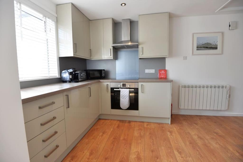 3-Bedroom Bungalow With Parking, Goldsithney, Penzance, Cornwall Perranuthnoe Eksteriør billede