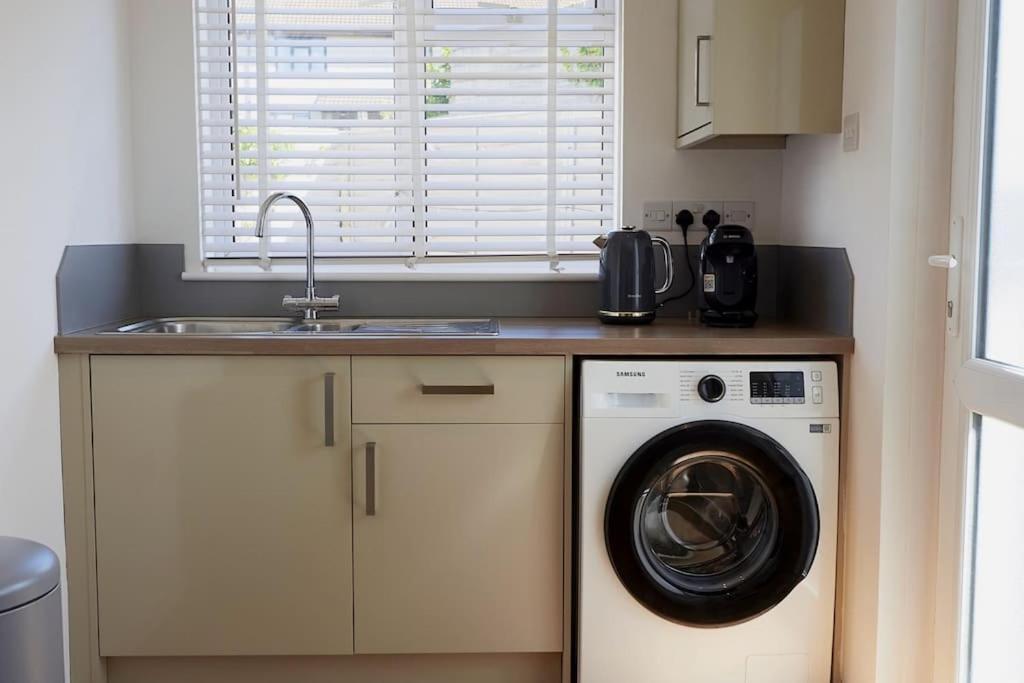 3-Bedroom Bungalow With Parking, Goldsithney, Penzance, Cornwall Perranuthnoe Eksteriør billede